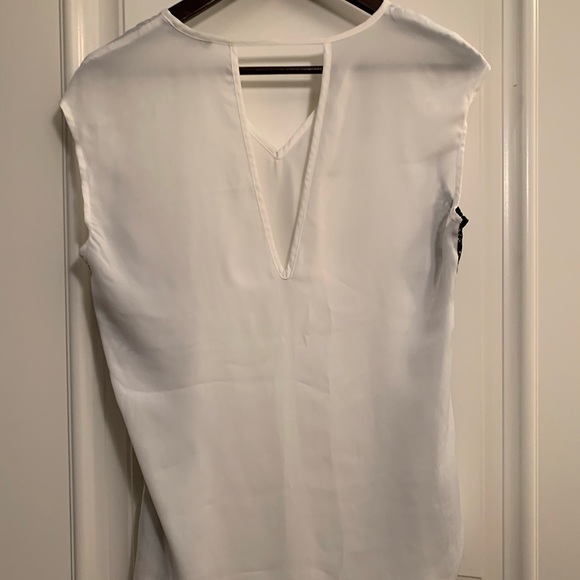 Dynamite V-Neck White Sleeveless Blouse with Lace - Picture 2 of 3